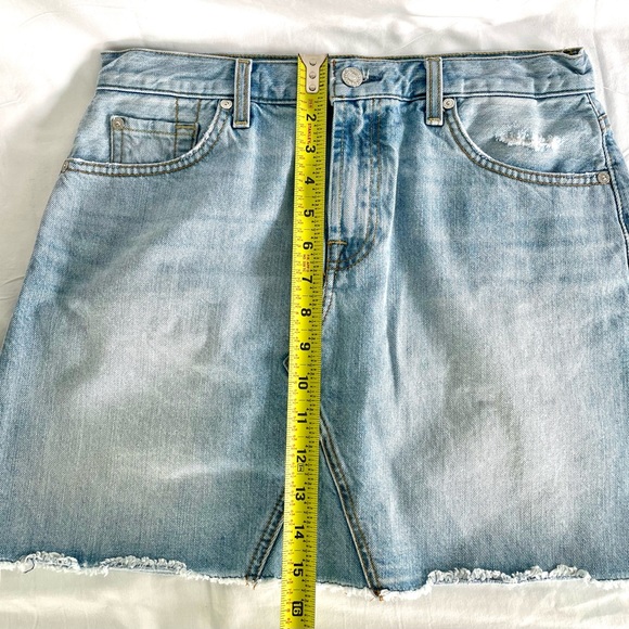 7 For All Mankind Denim Mini Skirt Frayed Cut Off Hem Light Wash Sz27 NEVER WORN - Picture 6 of 7